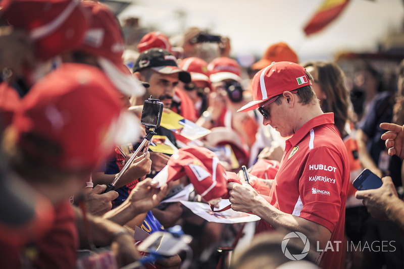 Kimi Raikkonen, Ferrari signs autographs for the fans