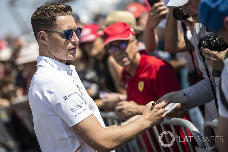 Stoffel Vandoorne, McLaren signs autographs for the fans