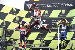 Podium : le deuxième, Marc Marquez, Repsol Honda Team, le vainqueur Jorge Lorenzo, Ducati Team, le troisième, Valentino Rossi, Yamaha Factory Racing