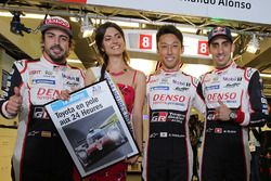 Polesitters Sébastien Buemi, Kazuki Nakajima, Fernando Alonso, Toyota Gazoo Racing with Miss 24 Heures du Mans