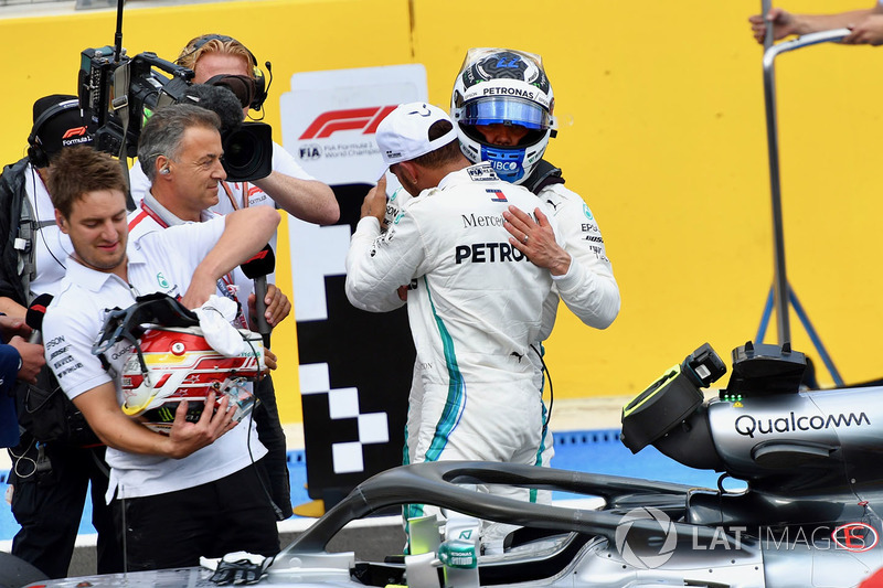 Pole: Lewis Hamilton, Mercedes-AMG F1, parc ferme ve Valtteri Bottas, Mercedes-AMG F1