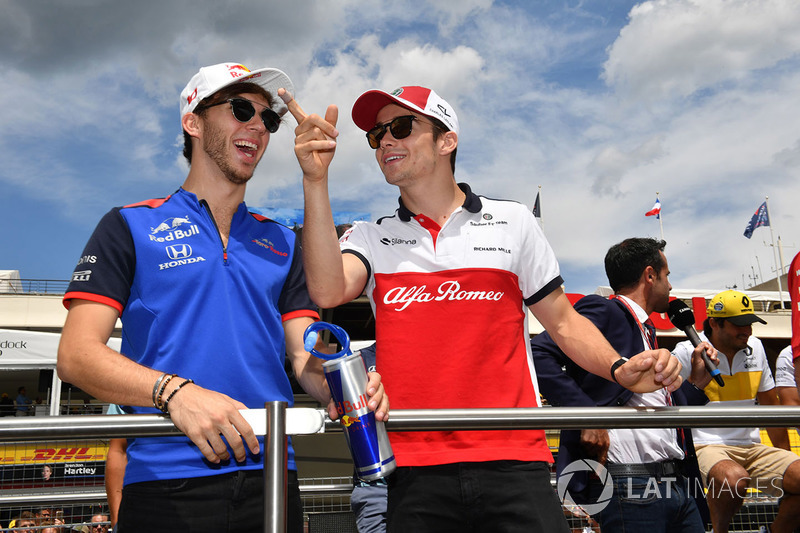 Pierre Gasly, Scuderia Toro Rosso et Charles Leclerc, Sauber lors de la parade des pilotes