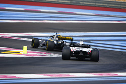 Nico Hulkenberg, Renault Sport F1 Team R.S. 18, voor Romain Grosjean, Haas F1 Team VF-18