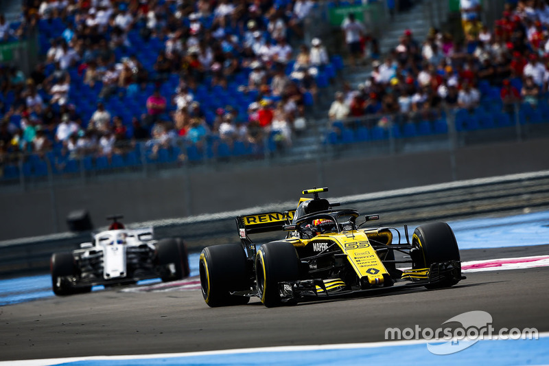 Carlos Sainz Jr., Renault Sport F1 Team R.S. 18, devant Marcus Ericsson, Sauber C37