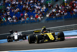 Carlos Sainz Jr., Renault Sport F1 Team R.S. 18, devant Marcus Ericsson, Sauber C37