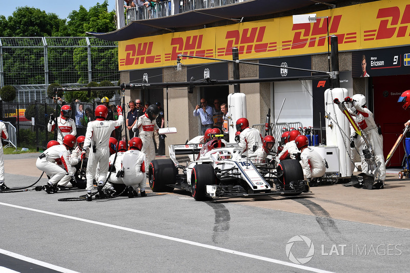 Charles Leclerc, Sauber C37 au stand