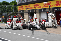 Charles Leclerc, Sauber C37 au stand