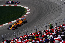 Fernando Alonso, McLaren MCL33, leads Pierre Gasly, Toro Rosso STR13