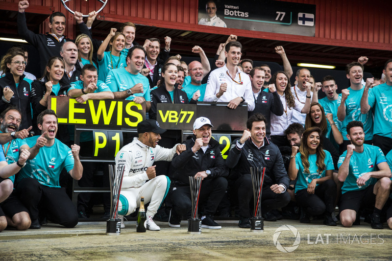 Ganador, Lewis Hamilton, Mercedes-AMG F1 y Valtteri Bottas, Mercedes-AMG F1 celebran