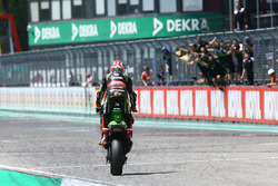 Jonathan Rea, Kawasaki Racing, passe la ligne d'arrivée en wheelie