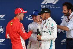 Sebastian Vettel, Ferrari, Valtteri Bottas, Mercedes-AMG F1, Lewis Hamilton, Mercedes-AMG F1 e Matteo Bonciani, Delegato Media FIA nel parco chiuso