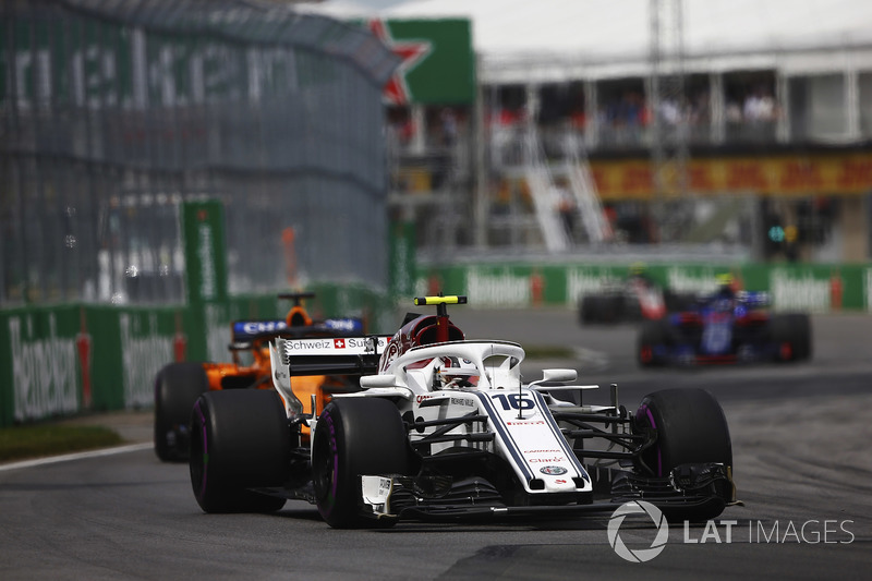 Charles Leclerc, Sauber C37, devant Fernando Alonso, McLaren MCL33