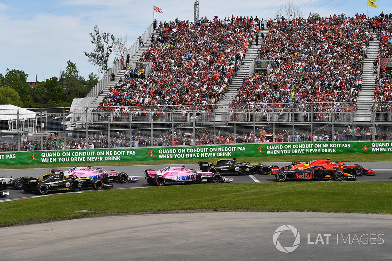Daniel Ricciardo, Red Bull Racing RB14 y Kimi Raikkonen, Ferrari SF71H luchan en la salida