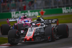 Kevin Magnussen, Haas F1 Team VF-18, voor Sergio Perez, Force India VJM11