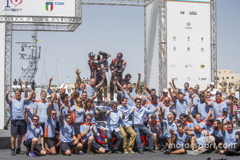Winners Thierry Neuville, Nicolas Gilsoul, Hyundai Motorsport Hyundai i20 Coupe WRC with the team