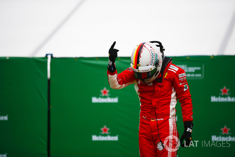 El ganador del GP de Canadá, Sebastian Vettel, Ferrari celebra su victoria en parc ferme
