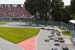 Sebastian Vettel, Ferrari SF71H, voor Max Verstappen, Red Bull Racing RB14, Valtteri Bottas, Mercedes AMG F1 W09, Lewis Hamilton, Mercedes AMG F1 W09, Kimi Raikkonen, Ferrari SF71H, en de rest bij de start