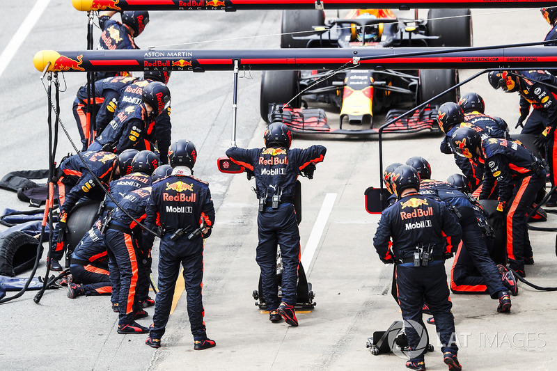 Daniel Ricciardo, Red Bull Racing RB14, rientra per un pit stop