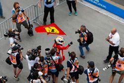 Sebastian Vettel, Ferrari, fête sa victoire avec un drapeau Ferrari