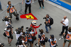 Sebastian Vettel, Ferrari, fête sa victoire avec un drapeau Ferrari