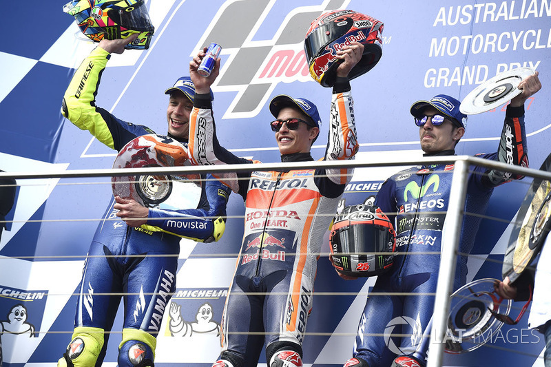 Podium : le vainqueur Marc Marquez, Repsol Honda Team, le deuxième, Valentino Rossi, Yamaha Factory Racing, le troisième, Maverick Viñales, Yamaha Factory Racing