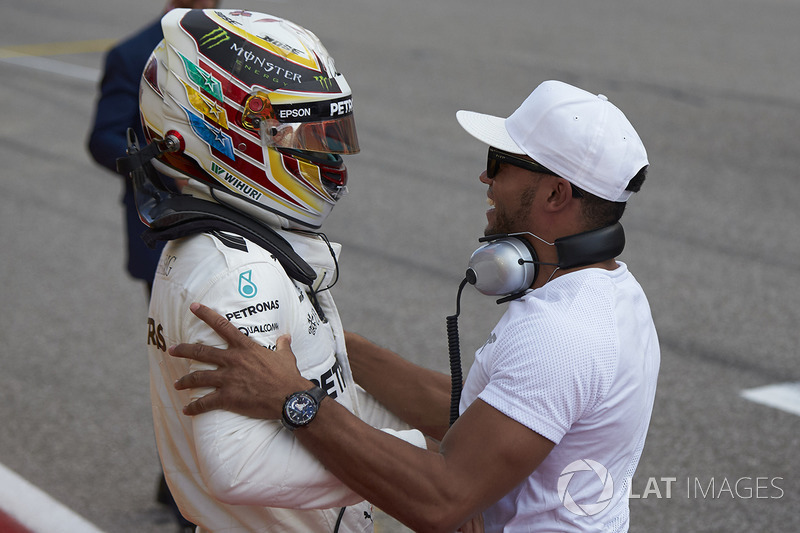 Lewis Hamilton, Mercedes AMG F1, fête sa pole position avec son frère Nicolas