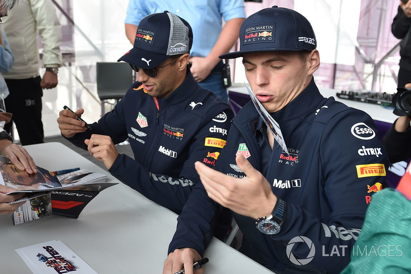 Max Verstappen, Red Bull Racing imza seansında