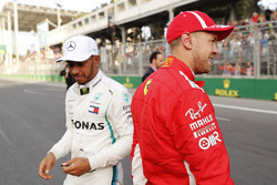 Обладатель поула Себастьян Феттель, Ferrari, второе место – Льюис Хэмилтон, Mercedes AMG F1