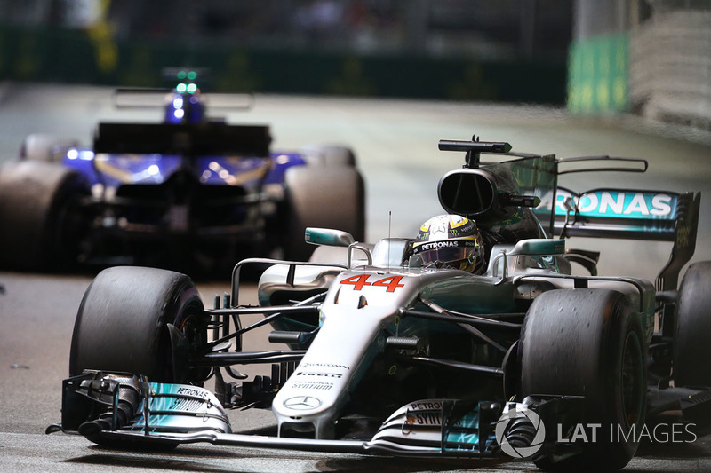Lewis Hamilton, Mercedes AMG F1 W08 supera la monoposto incidentata di Marcus Ericsson, Sauber C36 viene recuperata