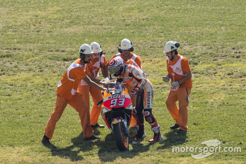 Marc Marquez, Repsol Honda Team avec des commissaires après sa chute