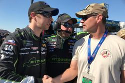 Brad Keselowski con militares y equipos de primeras respuesta