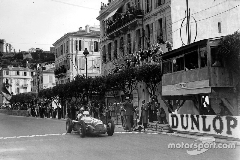 Juan Manuel Fangio igualou o feito de Farina em Mônaco.