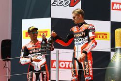 Podio: il vincitore della gara Chaz Davies, Ducati Team, il terzo classificato Marco Melandri, Ducat