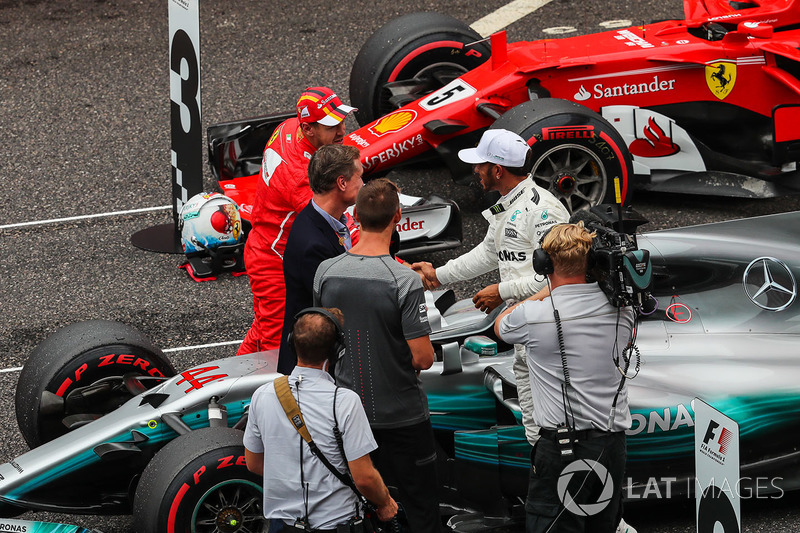 Sebastian Vettel, Ferrari e Lewis Hamilton, Mercedes AMG F1 festeggia nel parco chiuso accanto a Dav