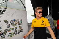 Nico Hulkenberg, Renault Sport F1 Team signs an autograph board