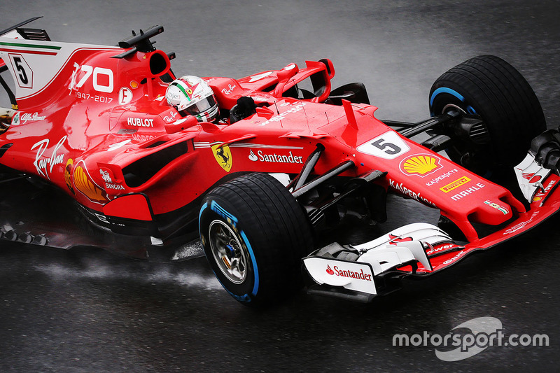 Но затем Mercedes прибавил, а Ferrari нет. Отрыв Феттеля начал таять