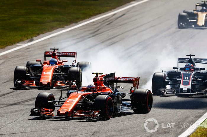 Stoffel Vandoorne, McLaren MCL32, Fernando Alonso, McLaren MCL32, Romain Grosjean, Haas F1 Team VF-1