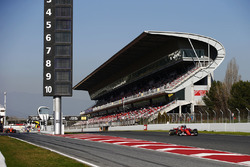 Kimi Raikkonen, Ferrari SF70H dépasse Carlos Sainz Jr., Scuderia Toro Rosso STR12, alors que Fernando Alonso, McLaren MCL32 sort des stands