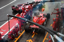 Kimi Raikkonen, Ferrari SF70H pit stop and almost collides, Sergio Perez, Sahara Force India VJM10