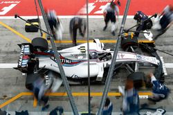 Lance Stroll, Williams FW40, effectue un arrêt au stand