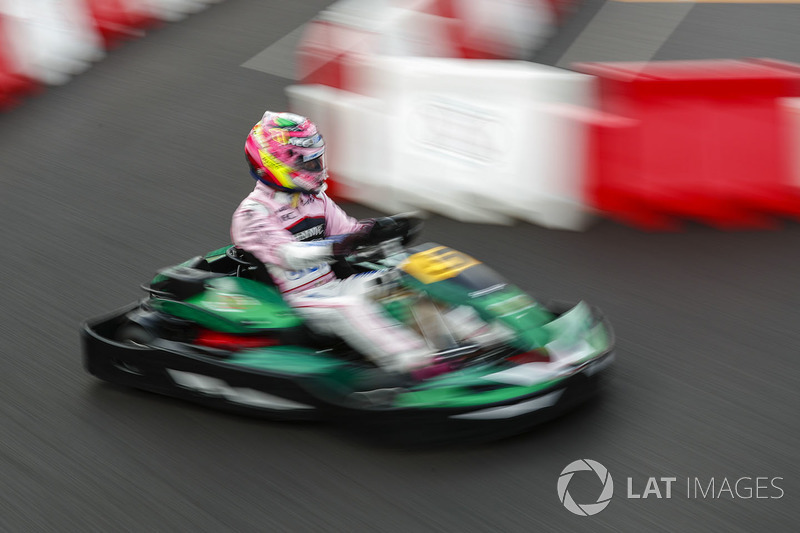 Sergio Perez, Force India, en un kart