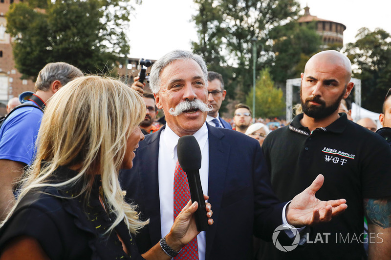 Chase Carey, jefe de Formula One, en el desfile de Milán