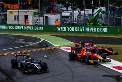 Nyck De Vries, Racing Engineering and Artem Markelov, RUSSIAN TIME collide at the start of the race