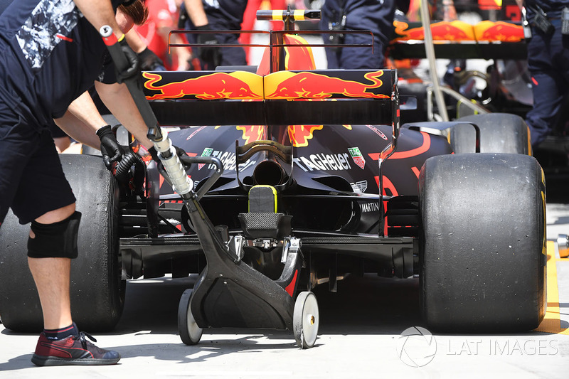 Mekanik mendongkrak mobil Max Verstappen, Red Bull Racing RB13
