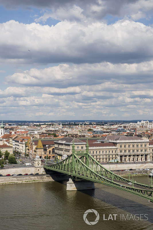 Una vista del puente de la libertad y el río Danubio