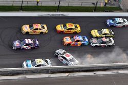 Trevor Bayne, Roush Fenway Racing Ford, Michael McDowell, Leavine Family Racing Chevrolet wreck