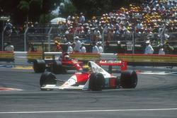 Ayrton Senna, McLaren MP4/5B Honda with Nigel Mansell, Ferrari 641 behind