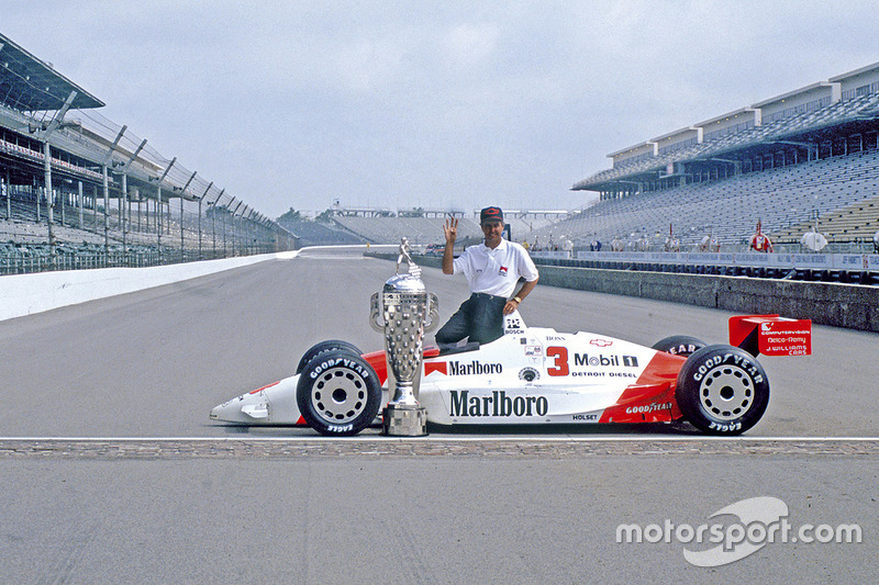 1991 - Rick Mears entra para o seleto grupo de tetracampeões, ao lado de A.J. Foyt e Al Unser