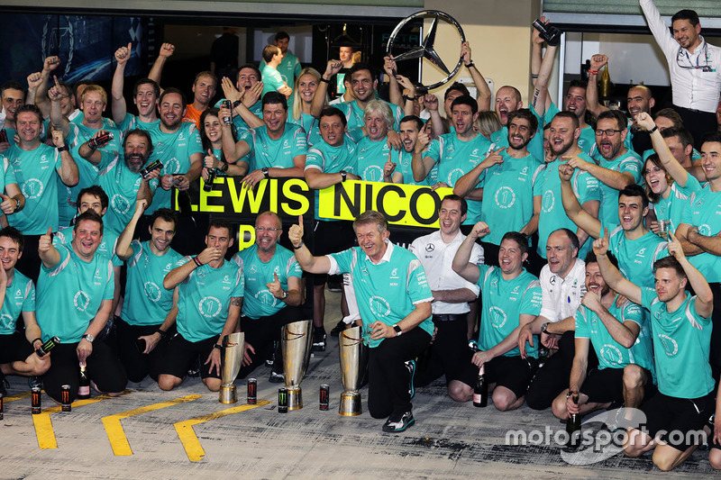 Thomas Weber, Membro del consiglio di Amministrazione della Daimler AG festeggia con il team