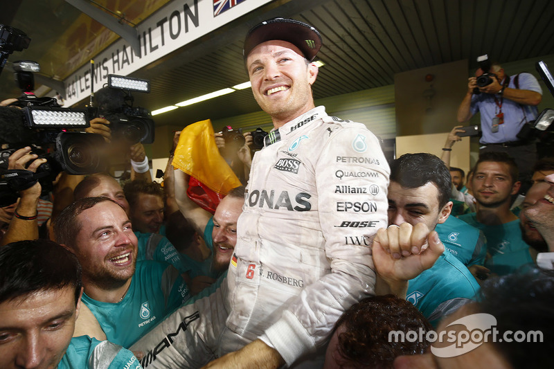 Nico Rosberg, Mercedes AMG F1 festeggia il suo Titolo Mondiale con il team